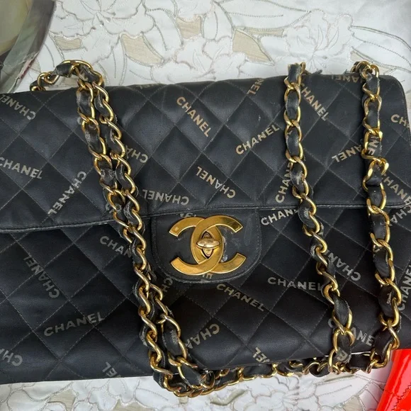 1995 Chanel Black Quilted Shoulder Bag with Gold Chain - Picture 3 of 16